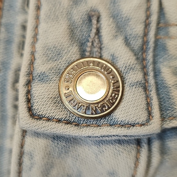 American Eagle Outfitters Light Wash Distressed Jean Shorts - Picture 11 of 12